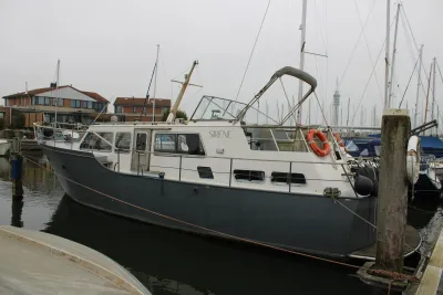 motorboot afgemeerd in jachthaven