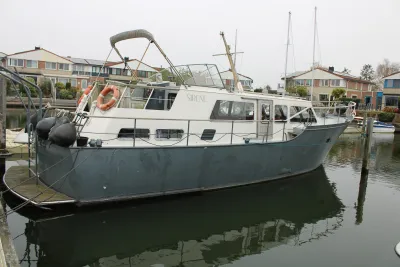 motorboot aangemeerd in jachthaven