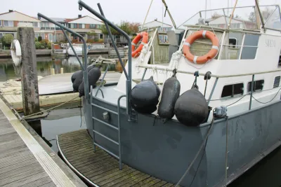 achterzijde van motorboot in de haven