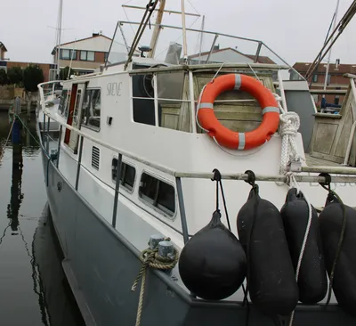 motorboot afgemeerd in jachthaven