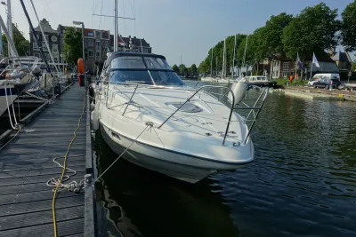 motorjacht afgemeerd in jachthaven