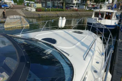 vooraanzicht van motorboot aan de kade