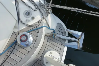 boegdek met anker en touwen