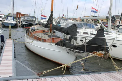 klassiek zeiljacht afgemeerd in jachthaven