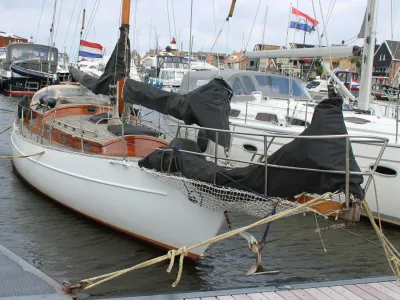 klassiek stalen zeiljacht afgemeerd in haven