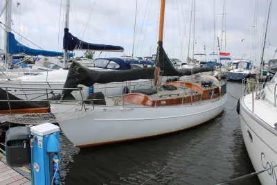 Klassiek zeiljacht afgemeerd in jachthaven