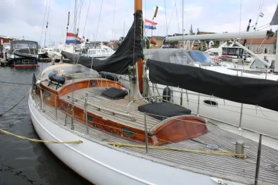 klassiek zeiljacht aangemeerd in jachthaven