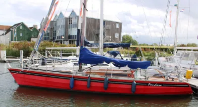 rood zeiljacht afgemeerd in een jachthaven