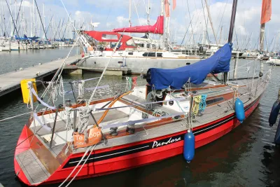 zeilboot afgemeerd in jachthaven