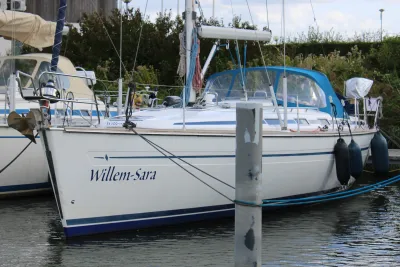 zeiljacht aangemeerd bij een steiger