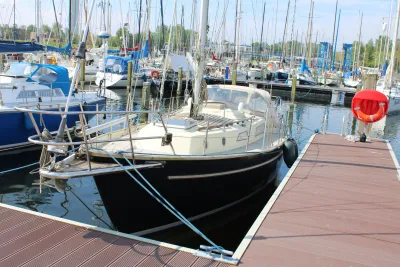 zeilboot afgemeerd in jachthaven bij steiger