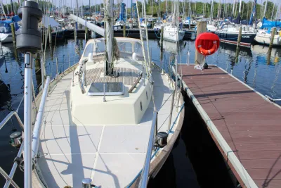 dek van zeilboot aan steiger