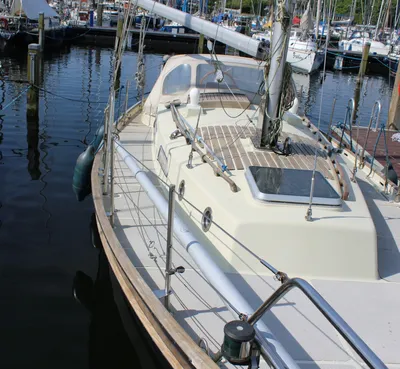 zeiljacht afgemeerd in jachthaven