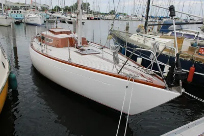 zeilboot afgemeerd in jachthaven