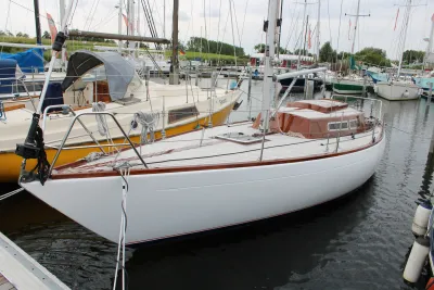 zeilboot aangemeerd in jachthaven