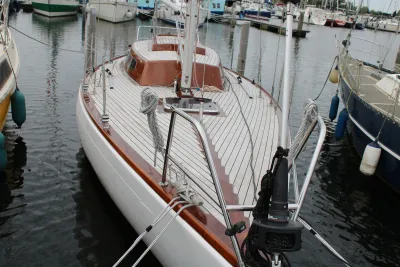 voorkant houten zeiljacht in haven