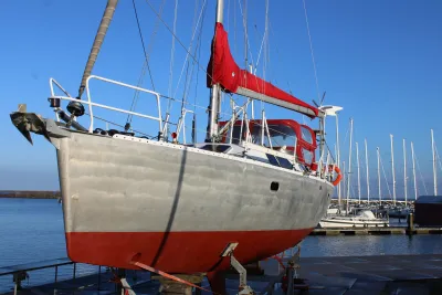 zeilboot op de kant bij jachthaven