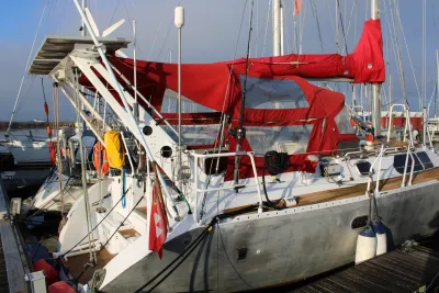 zeiljacht aangemeerd in jachthaven
