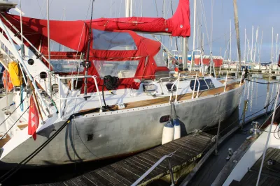 zeilboot aangemeerd in jachthaven