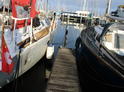 twee zeilboten bij een steiger