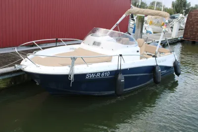 motorboot afgemeerd bij een steiger