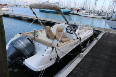 motorboot aangemeerd bij een steiger