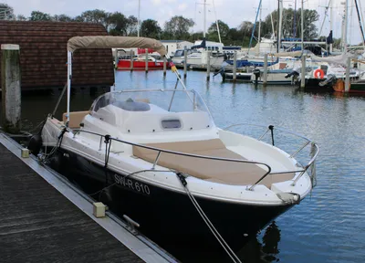 motorboot afgemeerd in jachthaven