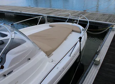 motorboot aangelegd aan houten steiger