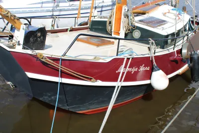 voorzijde van een houten zeeschouw in haven