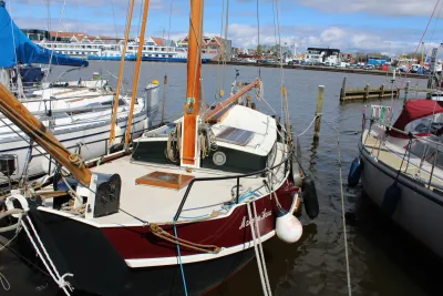 zeilschip aangemeerd in haven