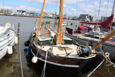 zeeschouw afgemeerd in een jachthaven