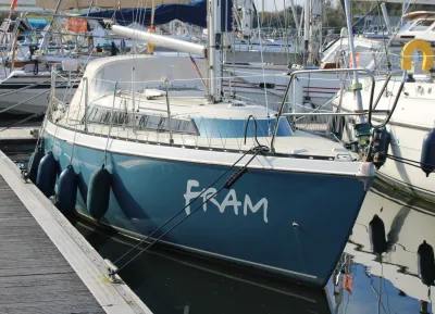blauwe zeilboot aangemeerd in jachthaven