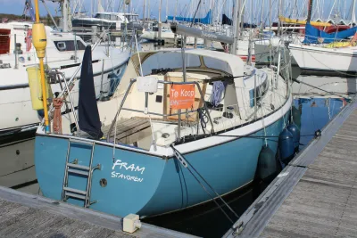 Zeilboot afgemeerd in een jachthaven