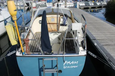 achterdek van een zeilboot aan de steiger