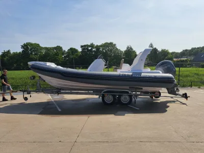 RIB op aanhanger geparkeerd op parkeerplaats