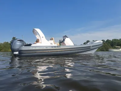 RIB-boot op water, zijaanzicht