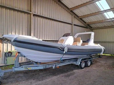 RIB op trailer in overdekte schuur