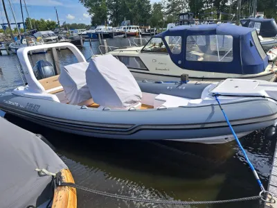 rib afgemeerd in jachthaven