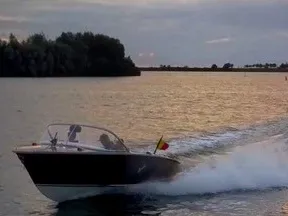 motorboot varend op water bij zonsondergang