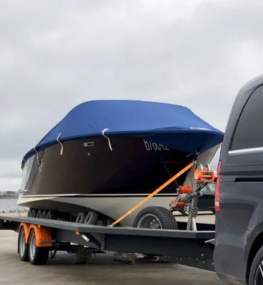 boot op trailer bij kade