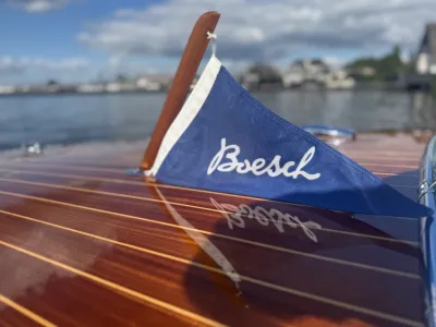 houten dek met blauwe wimpel en water op achtergrond