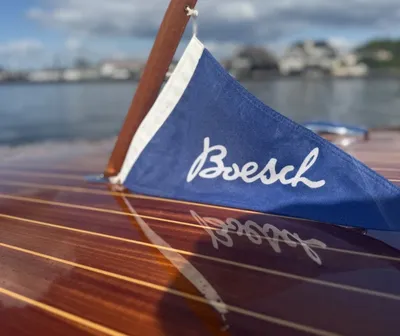 houten dek van klassieke boot met blauw wimpel