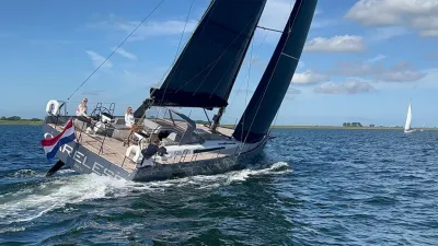 zeiljacht varend op open water