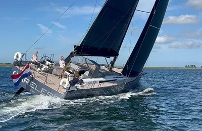 zeiljacht op open water met bemanning