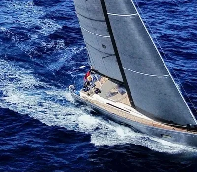 zeiljacht op open zee vanuit bovenaanzicht