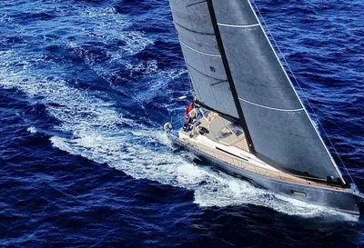 zeiljacht op open zee