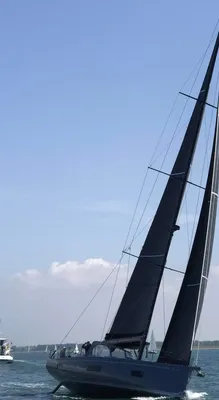 zeiljacht op open water met hoge mast