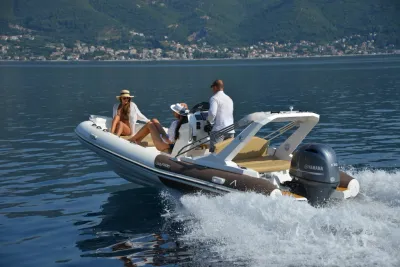 RIB met passagiers op rustig water