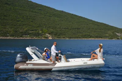 RIB met drie personen op open water