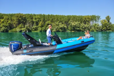 RIB-boot met twee personen op het water